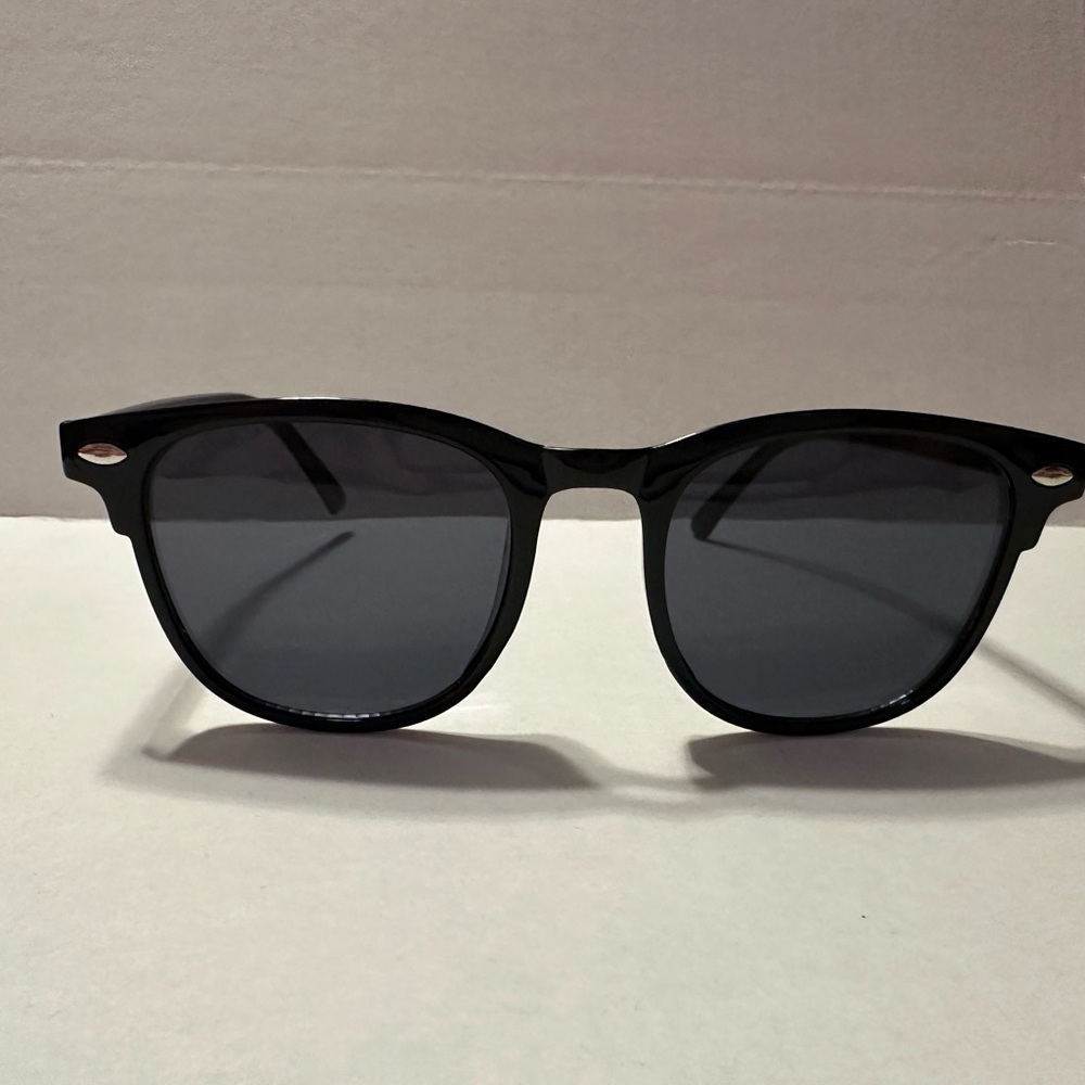 Chic Black Round Sunglasses